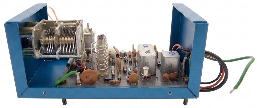 Blick in den geöffnten VFO Varios 48 von Semco, man erkennt den Drehkondensator mit integriertem Feintrieb und die Platine mit der elektronischen Schaltung.